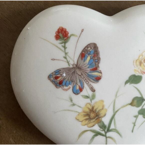Vintage Takahashi Ceramic Porcelain Trinket Box Heart Shaped Butterflies Flowers - Picture 5 of 7